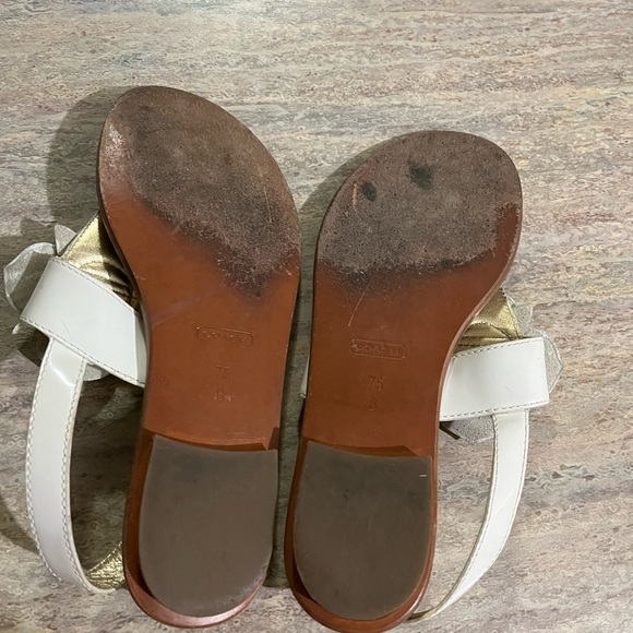 Coach thong sandals with embossed daisies - Picture 15 of 16